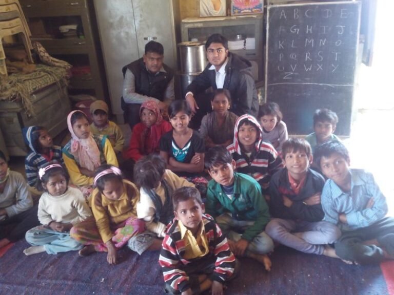 Yi Jaipur organized MID DAY MEAL for 100 students on 16th Jan.14